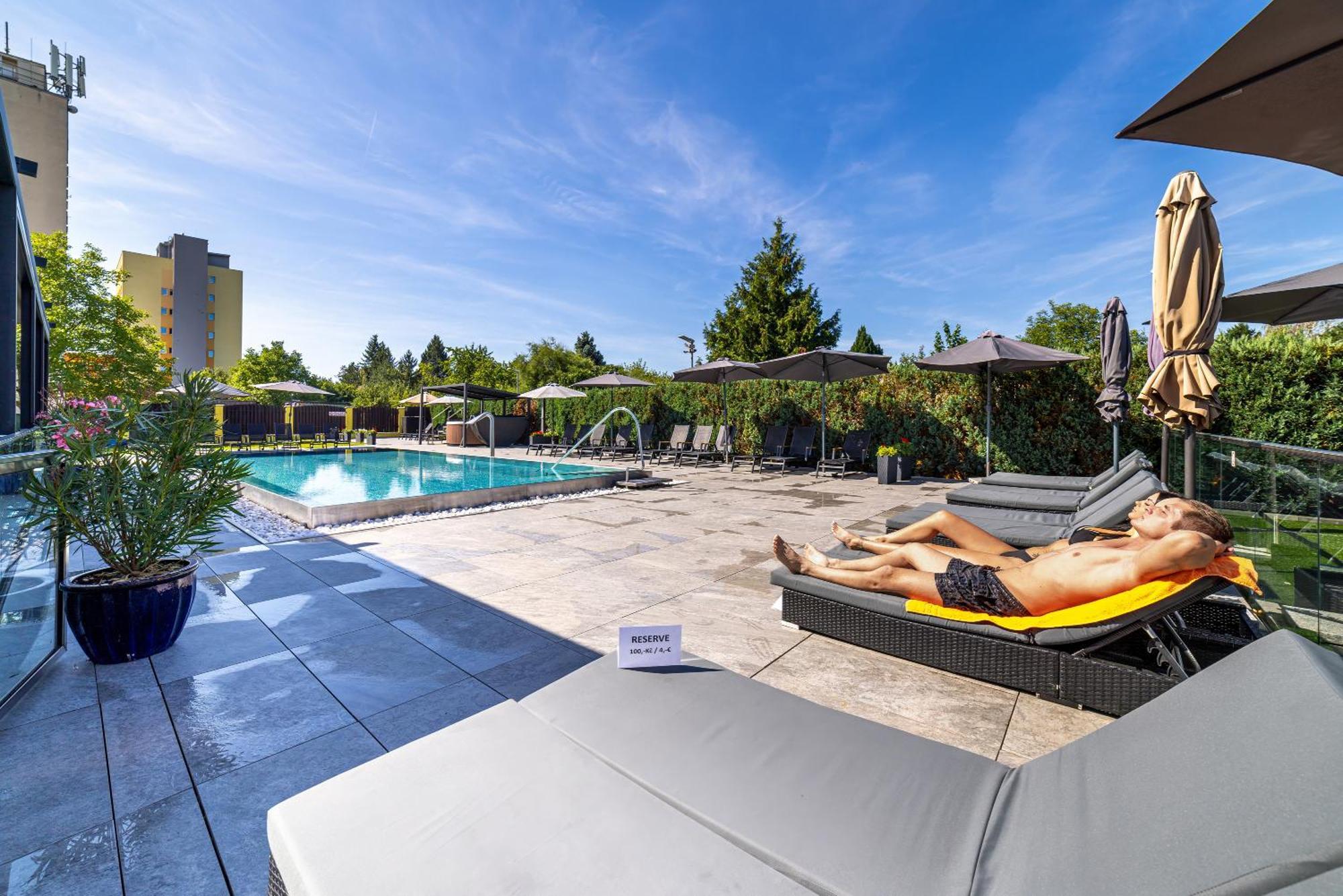 Hotel Aura Design & Garden Pool Prag