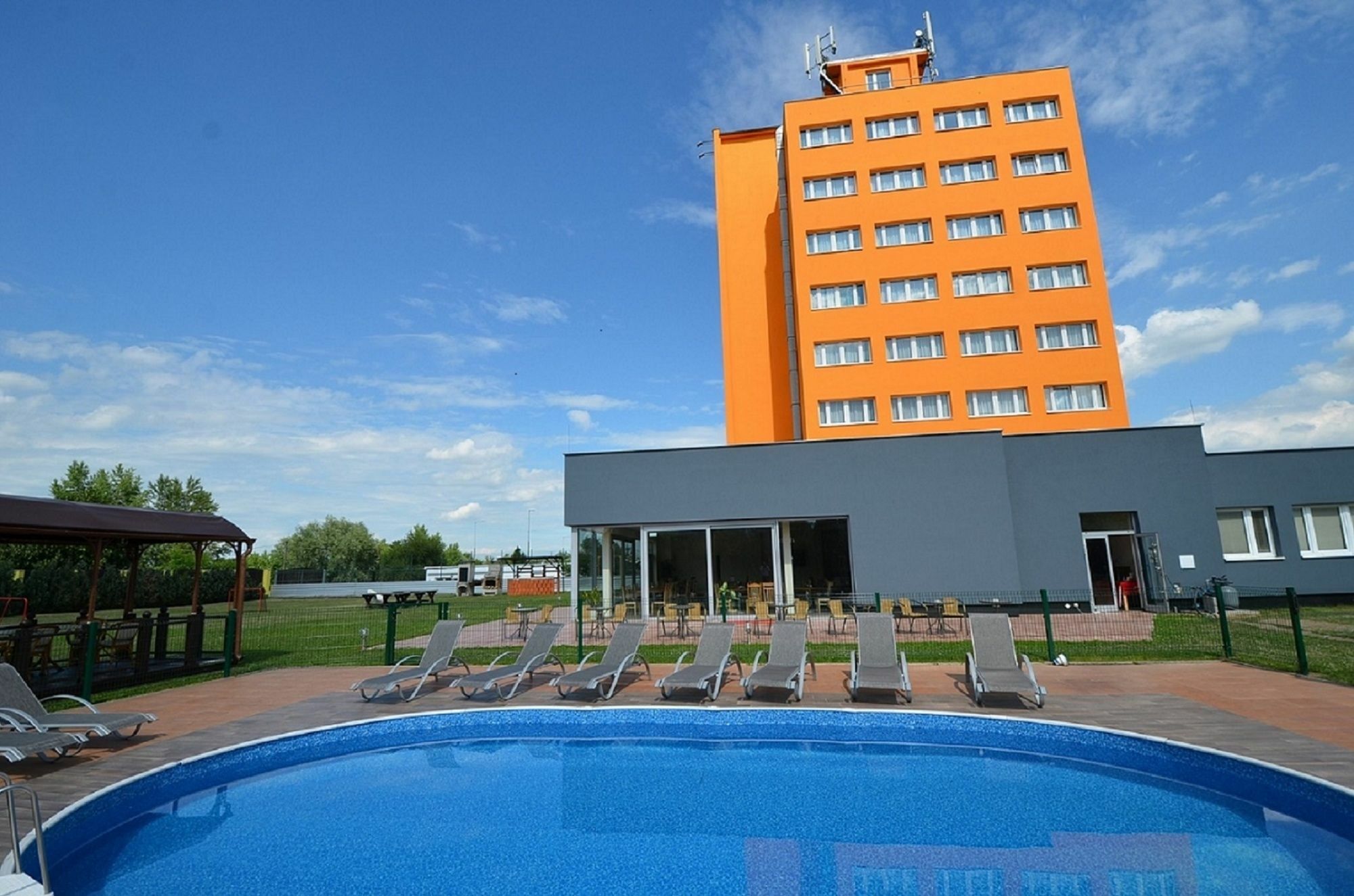 Aura Design & Garden Pool Hotel Prag
